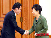 岸田外相と握手する朴大統領