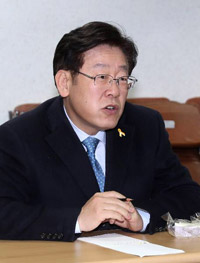 「日本は敵対国」　李在明市長が日本人記者と舌戦