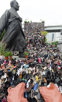 「不快」？「芸術作品」？　評価分かれる「シューズツリー」