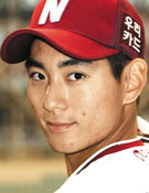 野球：元中日・李鍾範の息子、18歳イ・ジョンフが13試合連続安打