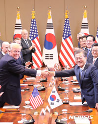 握手する文大統領とトランプ大統領