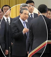 文大統領と王外相、腕をたたきあってあいさつ