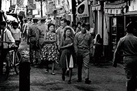 ▲1965年、京畿道東豆川市内にある在韓米軍基地村前の様子。写真＝朝鮮DB