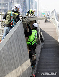 麻浦大橋で自殺者増、休憩所の屋根撤去