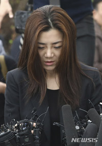 「水かけ姫」警察に出頭