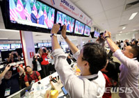 米朝首脳会談：歴史的対面をカメラに収める取材陣