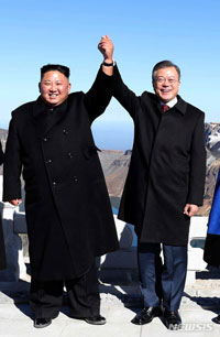 白頭山の頂上に登った南北首脳