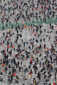 週末を迎え大盛況のヤマメ祭り