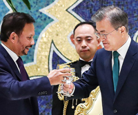 マナー違反相次ぐ文在寅外交、見た目重視で専門性・責任感が欠如