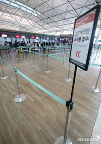 がらんとした日本行航空便のチェックイン・カウンター