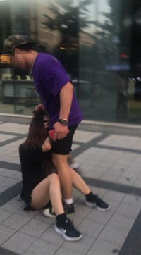 ▲男が女性に暴行を加える様子をとらえた写真（ツイッターより）＝（聯合ニュース）≪転載・転用禁止≫