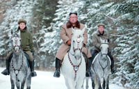 金正恩委員長が白馬に乗って白頭山登頂「世の中が驚く雄大な作戦を展開」