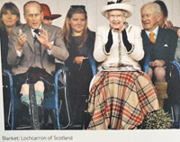 イーランドが2011年に買収したロキャロンのスコットランド本社に掲げられている写真。英女王エリザベス2世が屋外での行事に出席する際に使用しているひざ掛けがロキャロンの製品。同社は「（女王の次男の）アンドリュー王子が女王のためのクリスマスプレゼントにカシミヤのひざ掛け2枚を購入していったこともある」と話した。／ソク・ナムジュン記者 