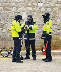 ▲慌てて三段式警棒を装着する警官－－10日、ソウル市中区の米国駐韓大使公邸前で警察官が三段式警棒を装着している。本紙記者が「常に装着すると発表した三段式警棒を装着しているか」と質問すると、警察官は「今持ってくる」と答えた。10分後に別の警察官が警棒を持参した。／ホ・ユジン記者 