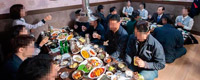 ▲呉巨敦氏（右上のスーツ姿の男性）が2018年11月、釜山市庁周辺の飲食店で両脇に座った若い女性職員とともに乾杯している様子／呉巨敦釜山市長ツイッター