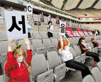 ▲FCソウルが17日、ソウルワールドカップ競技場の観客席に設置したマネキンに成人用製品が混ざっていたことが論議を呼んだ。／聯合ニュース 