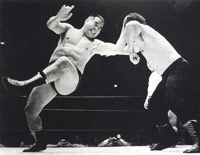 ▲1970年代のプロレスの試合で日本選手を頭突きで攻撃する金一氏（左）／朝鮮日報DB 