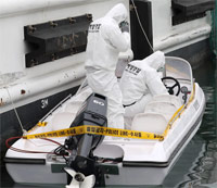 ▲23日、住民の通報により発見された未確認の小型ボートを鑑識する海洋警察関係者たち。写真＝聯合ニュース 