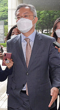 ▲インターン活動確認書を偽造してチョ・グク元法相の息子に発給した罪で起訴された崔康旭・開かれた民主党代表が2日午前、ソウル市瑞草区のソウル中央地裁で裁判を終えて出てきたところ。／写真＝NEWSIS