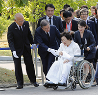 ▲文大統領、日本軍による慰安婦被害者、李容洙さんと共に／聯合ニュース