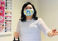 ▲14日、日本の「産業遺産情報センター」で東京特派員共同取材団に対し、センターについて説明をする加藤康子センター長。　写真＝東京特派員共同取材団 