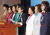 「朴元淳ソウル市長、シャワー時に下着の処理まで女性秘書に任せていた」