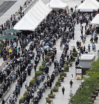 ▲今月14日午後、ソウル市鍾路区光化門広場に用意された故ペク・ソンヨプ将軍の市民焼香所。市民が弔問のためテント前に並んでいる。／写真＝コ・ウンホ記者 