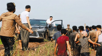 金正恩委員長がレクサスSUVを運転？…水害被災地視察し「私の食糧を与えよ」