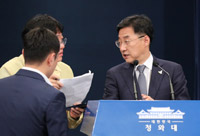 「私もマイホームないですよ」「青瓦台に就職させて」　相次ぐ冷笑