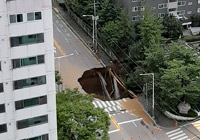 横断歩道手前に20Mの穴…地下鉄工事が原因か　／京畿道・九里