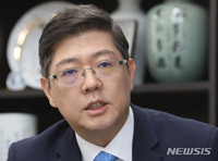 対北政策の報告を受ける金弘傑議員、1億3000万ウォンの南北経済協力株を保有