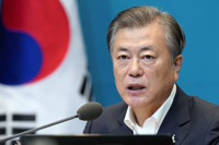 おや、文大統領が眼鏡なし？…青瓦台「かけ忘れた模様」