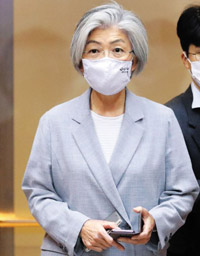 国民には旅行自粛要求、康京和外相の夫はヨット購入で渡米
