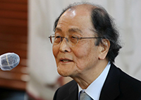 ▲12日午前、ソウル市中区の韓国プレスセンターで行われた「登壇50周年記念記者懇談会」で発言する趙廷来氏。写真＝聯合ニュース