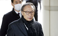 【社説】李明博元大統領再び収監、文在寅政権に同じ物差しを当てると…