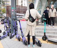 歩行者の横をびゅんびゅん…ソウル都心で凶器と化した共有キックボード