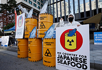 ▲環境運動連合のメンバーらが9日、ソウルの旧日本大使館前で、福島第一原発の放射能汚染水海洋放流に反対するキャンペーンを行っている様子。／写真＝NEWSIS