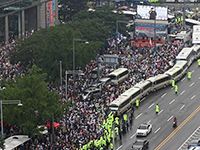 ▲（日本による植民地支配からの解放を記念する）光復節だった8月15日、ソウル市鍾路区の東和免税店前で行われた「文在寅（ムン・ジェイン）政権糾弾集会」の様子。野党・国民の力の朴大出（パク・デチュル）議員が今月4日の青瓦台国政監査でこの写真を見せると、盧英敏（ノ・ヨンミン）大統領秘書室長は「光化門集会の主導者たちは殺人者」と言った。写真＝聯合ニュース