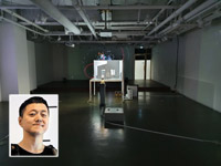 ▲17日に開幕した文在寅（ムン・ジェイン）大統領の息子ムン・ジュンヨン氏の個展「視線を超え、どこかの間に」展示場の全景。中央の作品は今年の新作で、価格は5万ドル（約520万円）に設定されていた。写真＝チョン・サンヒョク記者 