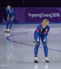 ▲写真＝2018年の平昌冬季五輪スピードスケート女子チームパシュート（団体追い抜き）準々決勝で、試合が終わった後、電光掲示板を見る韓国代表キム・ボルム選手。その後ろは盧善英選手。 