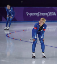 ▲写真＝2018年の平昌冬季五輪スピードスケート女子チームパシュート（団体追い抜き）準々決勝で、試合が終わった後、電光掲示板を見る韓国代表キム・ボルム選手。その後ろは盧善英選手。 