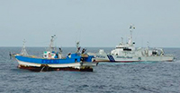 ▲海上保安庁の船舶が21日、韓国漁船「808チョンナム」号に接近しているところ。同号は翌22日に釈放された。／写真＝第十管区海上保安本部提供、聯合ニュース