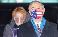 ▲任期を終えて帰国の途に就くハリス前大使とブルーニ・ブラッドリー夫人。21日午後、仁川国際空港第2ターミナルVIP駐車場で車を降り、空港ビルに入っていった。写真＝聯合ニュース 