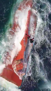 ▲20日、慶尚北道浦項海洋警察署の救助隊員らが慶州沖で転覆した船に接近し、行方不明の乗組員の捜索作業を行った。写真提供＝浦項海洋警察署 