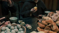 ▲22日、SBSドラマ『朝鮮退魔師』第1話で放送された宴会シーンで、月餅（げっぺい）など中国風の料理が並ぶ食卓が物議を醸した。写真＝SBS