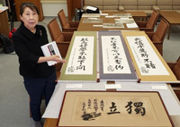 ▲李洙任（リ・スイム）龍谷大学教授が23日、講義で使ってきた安重根（アン・ジュングン）の遺墨のレプリカについて説明しているところ。李教授は「安重根の平和思想との関連で、彼の遺墨がソフトパワーとして持つ力は強い」と語った。／京都＝李河遠特派員 