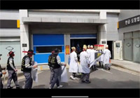 ルノーサムスン労組、喪服姿で棺おけ持って事業場占拠