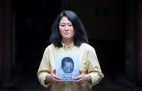 ▲養子縁組問題を取り上げたドキュメンタリー映画『フォーゲット・ミー・ノット（Forget Me Not）』を手がけたソンヒ・エンゲルストフ監督＝デンマーク＝が21日、養子縁組時の写真を手に登壇した。名前と生年月日が見える。写真＝キム・ジホ記者