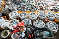 ▲ソウル市江西区で18年にわたり毎日ごみ拾いを続けているユ・ヨングンさん（62）。ユさんは同区開花洞の弥陀寺駐車場でこれまで自ら拾い集めたごみを見せてくれた。周辺住民はユさんを「環境大統領」と呼んでいる。5月22日撮影。／チャン・リョンソン記者 