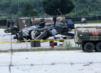 ▲12日、京畿道抱川市二東面の陸軍航空大隊の滑走路で、スリオン系列の医務輸送ヘリ「メディオン」（KUH1M）が真っ二つになった状態でひっくり返っている。尾部と胴体は完全に分離されており、前面ガラスはほとんど破損した状態だ。機長など搭乗員5人全員が負傷した。／写真＝聯合ニュース